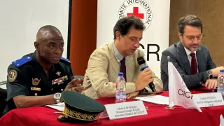 Grâce à des simulations réalistes, 24 experts militaires et juridiques ont approfondi leurs connaissances du droit international humanitaire et des droits de l'homme, afin de mieux protéger les civils dans le contexte de la lutte contre le terrorisme.