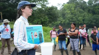 Una persona del Comité Internacional de la Cruz Roja está realizando una charla frente a comunidades. 