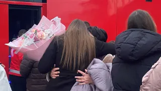 家人团聚是彼此拥抱