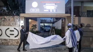 l'inauguration officielle de la mission du CICR à Cotonou. Cette scène symbolise le renforcement de la présence du CICR au Bénin et son engagement à collaborer étroitement avec les acteurs locaux pour répondre aux besoins humanitaires dans le nord du pays. L'atmosphère est à la fois formelle et empreinte de coopération, reflétant l'importance de cet événement pour l'avenir de l'action humanitaire au Bénin.
