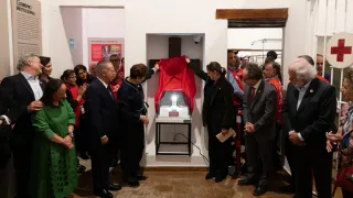 Develación de la medalla del aniversario de los convenios de ginebra