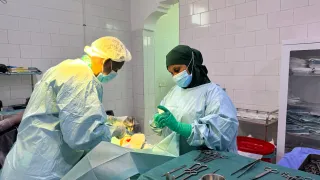 Somalia health care workers operating icrc