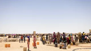 – Sudanese refugees at the transit site in Tiné, Eatern Chad, fetching water in the only water point available. 