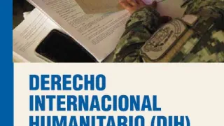 Folleto: "Derecho Internacional Humanitario (DIH): Aplicabilidad y Principios", muestra a una militar esribiendo en un papel rodeada de material académico.