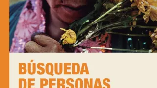 Folleto sobre búsqueda de personas desaparecidas, muestra la fotografía de una mujer sosteniendo unas flores.