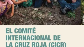 Folleto "El Comité Internacional de la Cruz Roja en el Perú", muestra una fotografía de miembros de una comunidad sonriendo con un trabajador del CICR en la selva.