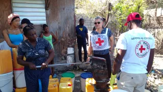 Les ingénieurs en Eau du CICR et de la Croix-Rouge Haitienne visitent une borne fontaine