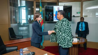 Kinshasa, 08 mai 2025. La présidente du CICR rencontre la Première ministre de la RDC, Judith Suminwa Tuluka, lors de sa première visite officielle dans le pays. Mirjana Spoljaric était accompagnée de Patrick Youssef, directeur régional Afrique du CICR, et de François Moreillon, chef de la délégation du CICR en RDC.