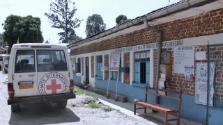 Juin 2025, Kalehe, Sud-Kivu – Centre de santé de Bushushu, territoire de Kalehe, Sud-Kivu. Cette structure qui couvre une aide de santé de 25.000 habitants, a été victime de pillage lors des récentes hostilités. Grâce au soutien du CICR, les enfants de 0 à 15 ans et autres personnes vulnérables y sont soignés gratuitement.
