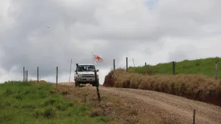 Un vehículo del CICR en una zona rural.