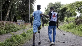 Tigray, Hospital de Shire. Un miembro del equipo de rehabilitación física del CICR ayuda a un paciente a practicar la marcha con su prótesis.