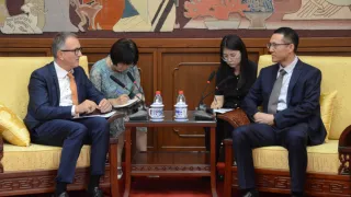 红十字国际委员会主席中国事务特使、东亚地区代表处主任史德林一行今日访问国家图书馆，并与国家图书馆党委副书记王晓东进行会谈。