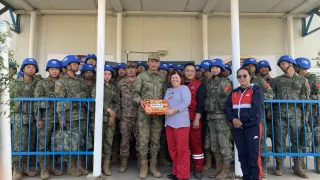 Kath Stewart, the ICRC’s Regional Coordinator for Armed and Security Forces in the Asia-Pacific, with Chinese Platoon at Khaan Quest 2025. 