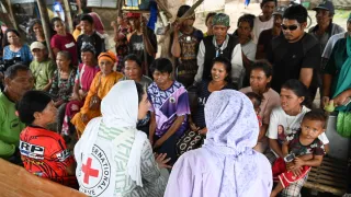 Hiro Yabusaki, head of Cotabato subdelegation, speaks with conflict-affected indigenous people in Datu Hoffer, Ampatuan, Maguindanao del Sur