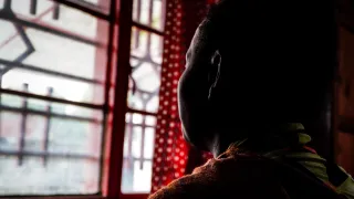 Photo d'une victime de violences sexuelles, vue de dos, RD Congo
