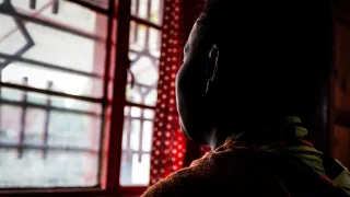 Photo d'une victime de violences sexuelles, vue de dos, RD Congo