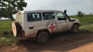 Carro del CICR estacionado en una carretera.