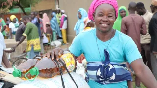 « Ces vivres vont faire une grande différence pour ma famille, surtout les enfants. Nous en avions vraiment besoin. » Elisabeth YOUGBARE, déplacée interne à Tenkodogo