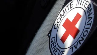 Logo del CICR iluminado por un rayo de luz