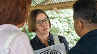 Presidenta Mirjana Spoljaric junto con una persona de una comunidad indígena en Colombia