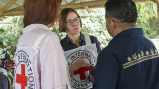 Presidenta Mirjana Spoljaric, junto con una persona de una comunidad indígena en Colombia