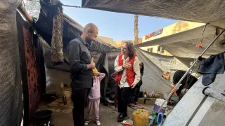 La directrice des opérations du Comité international de la Croix-Rouge (CICR) Yasmine Praz Dessimoz dans le camp de déplacés de Al-Karmel (Gaza city), nord de la bande de Gaza. CICR, 24 novembre 2025.