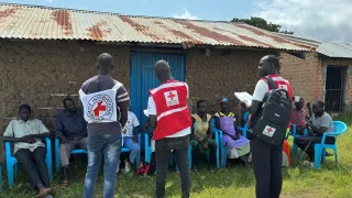 ICRC and South Sudan Red Cross workers on community awareness raising session on sexual violence and stigma. s s ra 