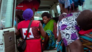 Depuis début décembre, les combats armés provoquent un afflux de blessés par armes dans plusieurs territoires du Sud-Kivu. La semaine dernière, avec la Croix-Rouge de la RDC, les équipes du CICR ont évacué plusieurs dizaines de blessés à l’Hôpital Général de Référence d’Uvira. Du 2 au 8 décembre, plus de 70 personnes blessées y ont été prises en charge. Le CICR soutient depuis plusieurs mois cet hôpital en intrants médicaux et médicaments vitaux ainsi qu’en formation du personnel.