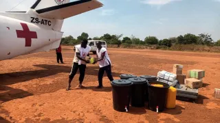 Aérodrome de Zémio : les volontaires de la Croix-Rouge centrafricaine procèdent au déchargement des kits d'urgence.