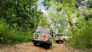 Dos carros del CICR en zona rural de Colombia