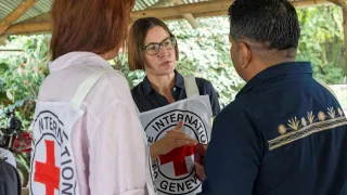 Presidenta del CICR, Mirjana Spoljaric, habla con dos personas