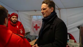 Our Director-General @PKraehenbuehl at one of the heating points provided by our partner Ukrainian Red Cross