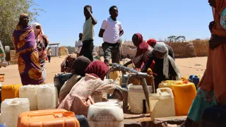 Réfugiés soudanais au point d'eau CICR à Adré
