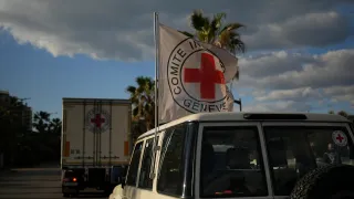 Un vehículo del CICR con una bandera de la Cruz Roja sigue a un camión que transporta suministros humanitarios por una carretera costera en el Líbano, durante operaciones en medio de la intensificación de las hostilidades.