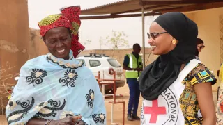 La présidente de la Coordination Provinciale des Organisations Féminines du Soum échange un sourire complice avec une collègue, symbole de solidarité et de détermination au service de leurs communautés.