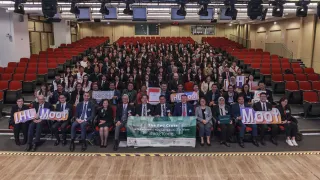 来自亚太地区的二十二支法学院队伍齐聚香港，在国际人道法模拟法庭比赛中展现卓越才能。第24届亚太区红十字国际人道法模拟法庭比赛在颁奖典礼中圆满落幕。