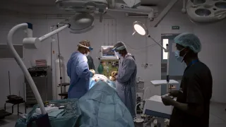 Image d'illustration. Commune de Mopti, Sévaré, hôpital Sominé Dolo. Un chirurgien du CICR et ses collègues durant une opération. 2021. Cattani Michele / CICR