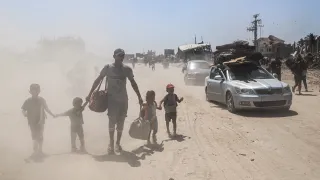 Des Palestiniens fuient leurs maisons dans la partie est de Khan Younis, à Gaza, le 22 juillet 2024. 