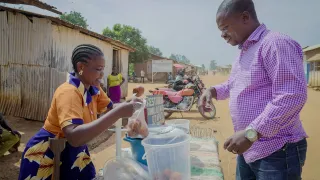 Une personne vivant avec handicap dans son commerce