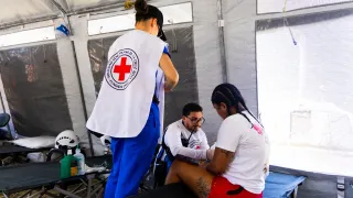 Voluntarios de la Cru Roja Venezolana atienden a una paciente en el Hospital de Campaña que se instaló en La Guaira luego de los terremotos ocurridos el 24 de junio de 2026.