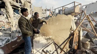 يجلس إياد وحيدي، البالغ من العمر 53 عاماً، على أنقاض منزله المدمر في جباليا، بالقرب من الخط الأصفر، حيث تعيش بعض العائلات في ظروف صعبة، مع محدودية الوصول إلى الخدمات الأساسية، بما في ذلك المياه والصرف الصحي والرعاية الصحية والتعليم.