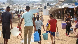 Distribution of drinking water to displaced persons at one of the shelters in Deir al-Balah, in the central Gaza Strip, through a partnership between the ICRC and the Coastal Municipalities Water Utility (CMWU)