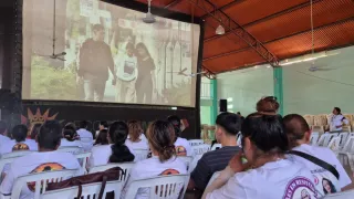 Fotografía de las personas durante la proyección 