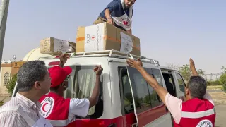  Aswan. The ICRC donates electronic and logistic equipment to the Egyptian Red Crescent in order to help the people coming from Sudan to stay in contact with their relatives. 