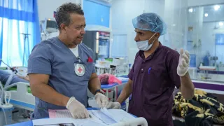 An ICRC surgical doctor working with Marib General Hospital medical staff. 23 September 2026