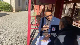 释放行动期间，红十字国际委员会工作人员与也门获释被拘留者交谈