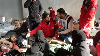 The ICRC and the Syrian Arab Red Crescent assess the needs of people who gathered in collective shelters after fleeing fighting in the region of Aleppo, Syria (2016).
