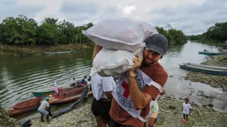 ICRC staff delivers food kits in Colombia.