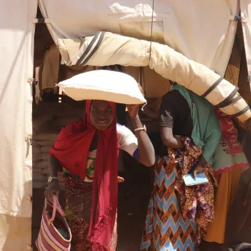 吉博。红十字国际委员会与布基纳法索红十字会在该镇的八个医疗中心派发玉米大豆粉。