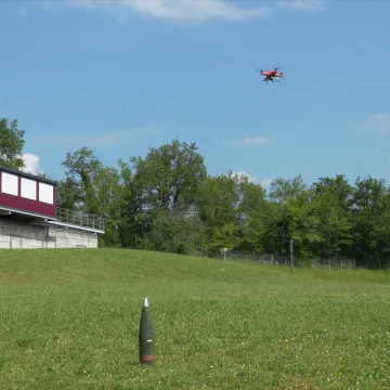 无人机检测地雷
